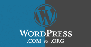 Immagine comparativa tra WordPress.org e WordPress.com: differenze su plugin, dominio, accesso al codice, supporto e SEO