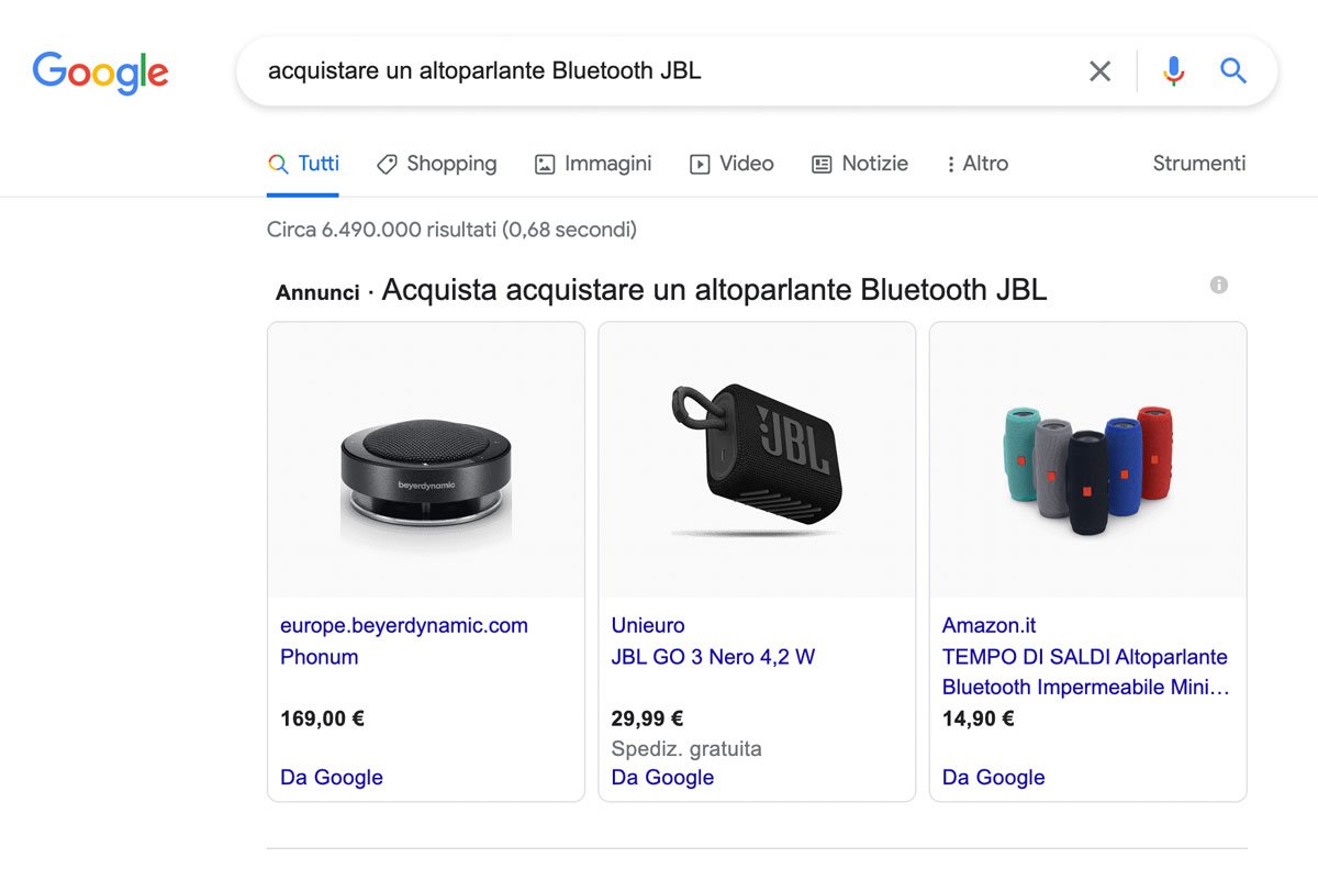 Screenshot che mostra i negozi di e-commerce come risultati SERP per la query "acquistare un altoparlante Bluetooth JBL"