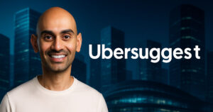 Neil Patel in primo piano con la scritta Ubersuggest, rappresentazione visiva del tool SEO per strategie avanzate.
