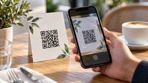Home 7 Smartphone che scansiona un QR code stampato su un supporto fisico