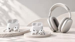 Auricolari wireless open-ear e in-ear accanto a cuffie over-ear su sfondo neutro