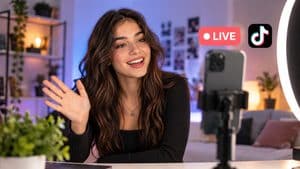 Creator durante una diretta TikTok con smartphone e ring light